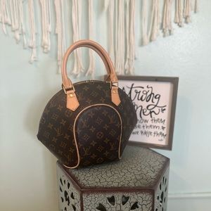 Gorgeous, trendy bowler bag!